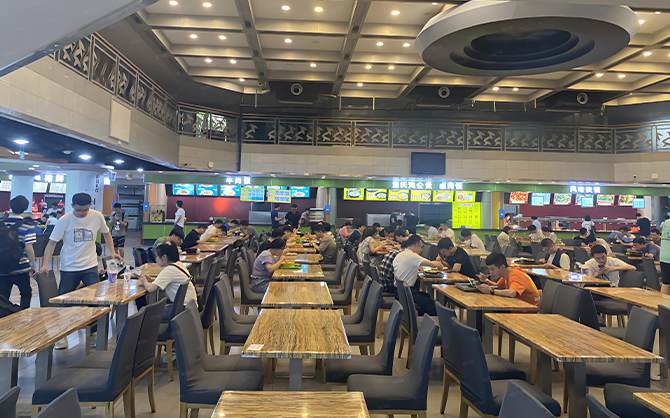 餐飲公司專業(yè)食堂承包、學(xué)校食堂用餐現(xiàn)場圖片