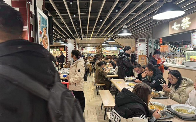 工廠食堂中午開餐現場圖片