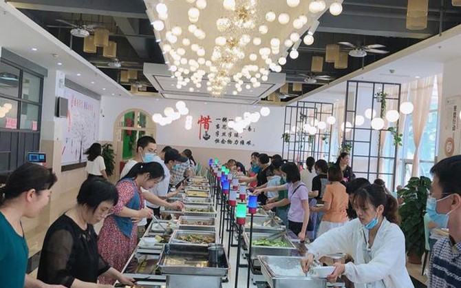 校園食堂自助餐現場圖片