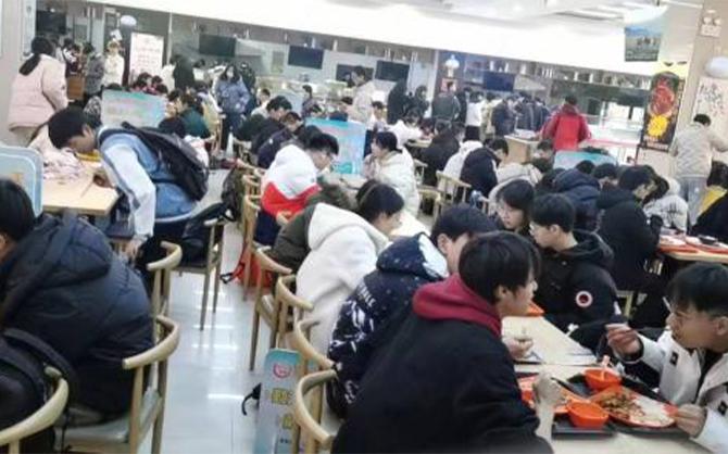 工廠食堂下班開餐現場圖片