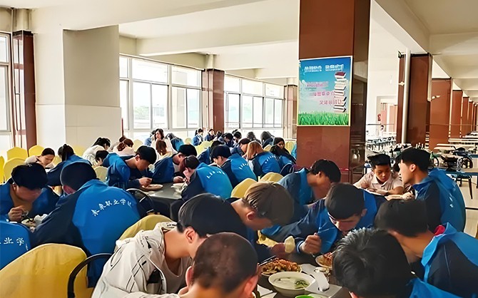 學(xué)校食堂用餐現(xiàn)場(chǎng)圖片