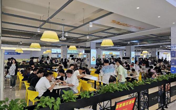 學校生食堂用餐現場圖片