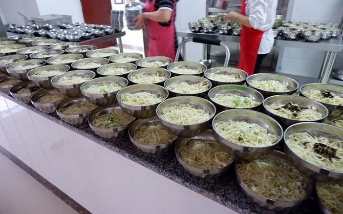 工地食堂承包服務(wù)中午開餐現(xiàn)場(chǎng)圖片