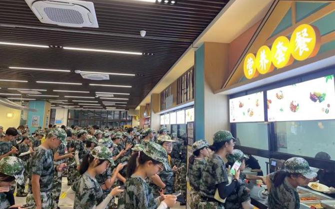 醫(yī)院食堂學(xué)生體檢就餐現(xiàn)場(chǎng)圖片